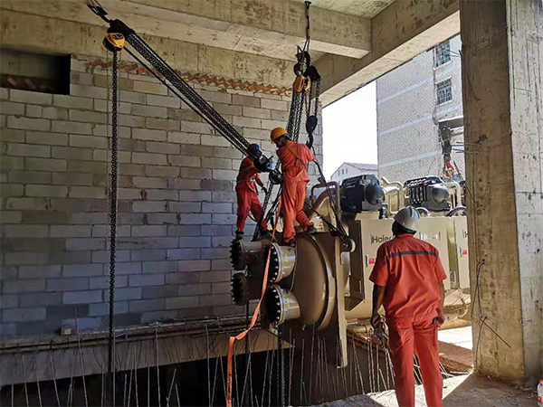 益阳艾华集团冷水机组，空压机吊装定位 